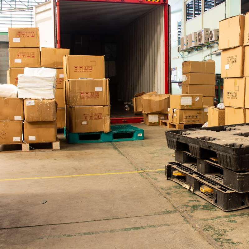 Cajas de mercancia siendo cargadas en camión